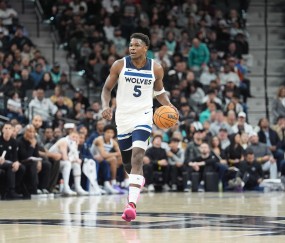 足彩推荐-绝平三分失手！爱德华兹25投仅9中拿到20分6板 三分8中1