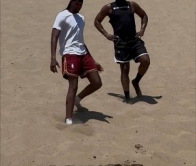 哈登恢复训练，与骑士内线小莫布利一同进行